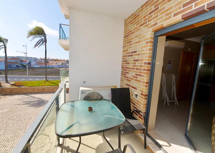Апартаменты Pebble - 1 Bedroom Sleeps 5 With Pool & Tennis Court Сан-Мартинью-ду-Порту