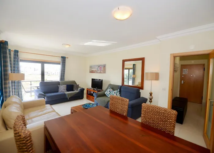 Pebble - 1 Bedroom Sleeps 5 With Pool & Tennis Court Сан-Мартинью-ду-Порту