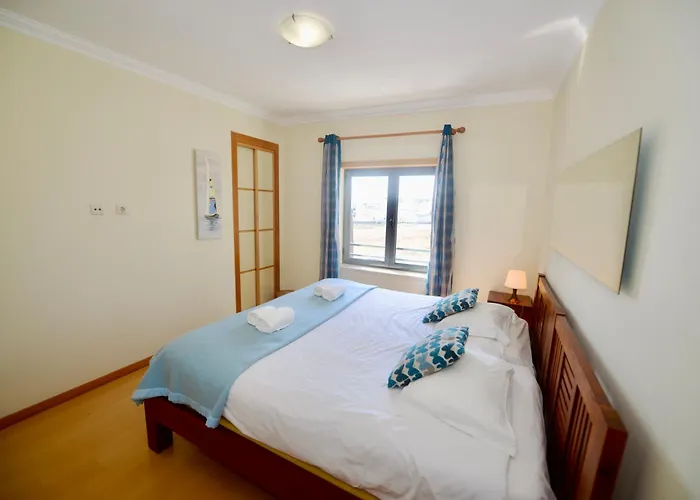 Апартаменты Pebble - 1 Bedroom Sleeps 5 With Pool & Tennis Court Сан-Мартинью-ду-Порту